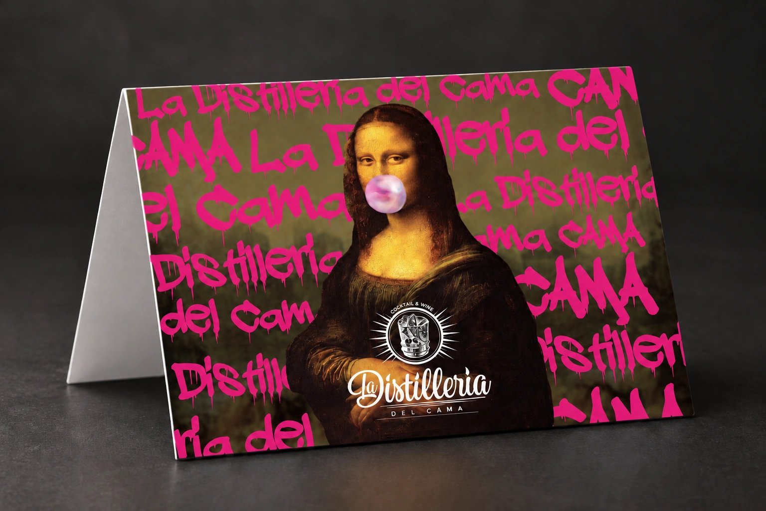 Segnatavolo Riservato rosa — mockup piegato — design HUB26 per Cama